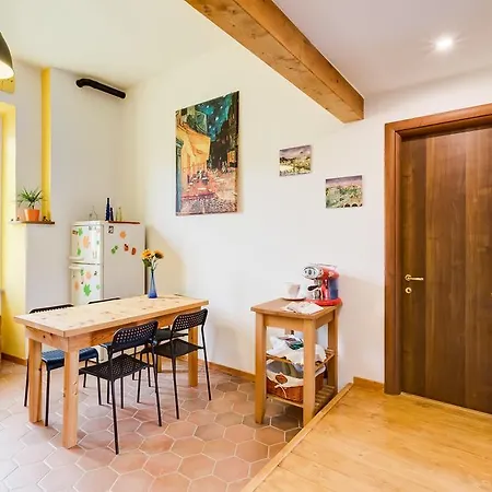 La Piazza A Testaccio * Roma