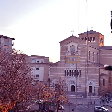 La Piazza A Testaccio * Roma
